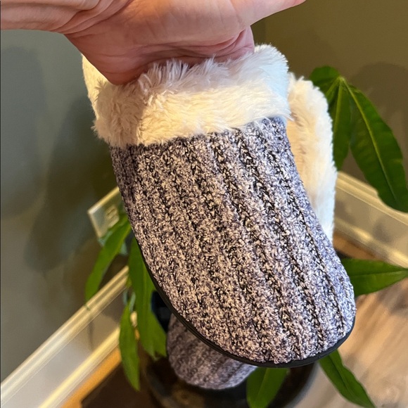 Memory Foam Comfy Cushy Isotoner Womens Navy Machine Washable Slippers Medium - Picture 3 of 15